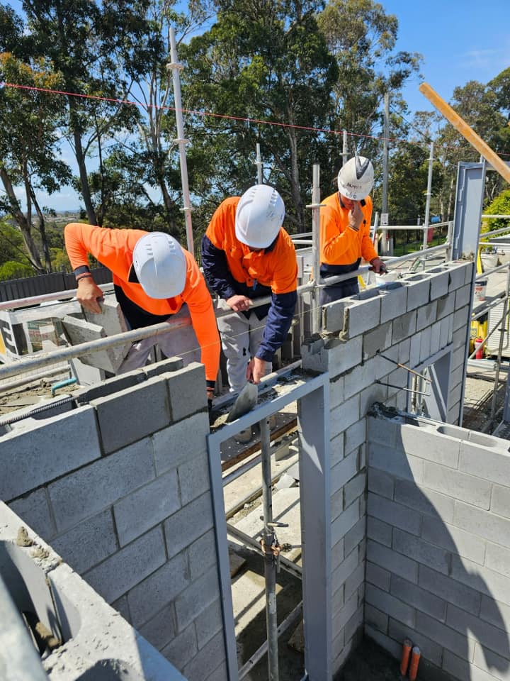 how much does a bricklayer make constructing brick walls 
